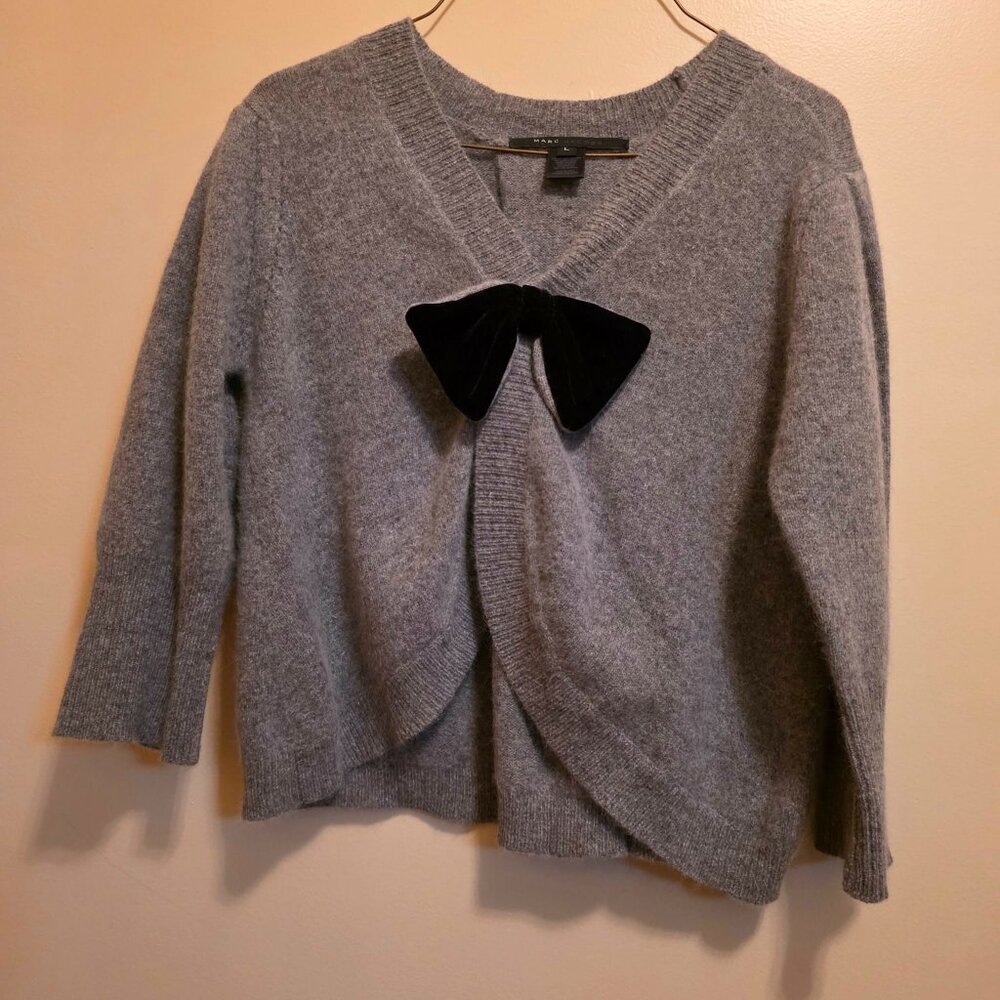 Marc Jacobs Gray V Neck Crop Sweater w/Bow L